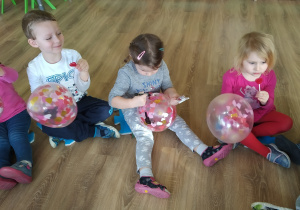 Dzieci rysujące na balonach wesołe buźki